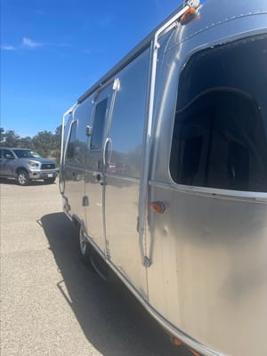 Classic, Cute, Cozy: 20' Airstream (full bed) For Your Coastal Adventure