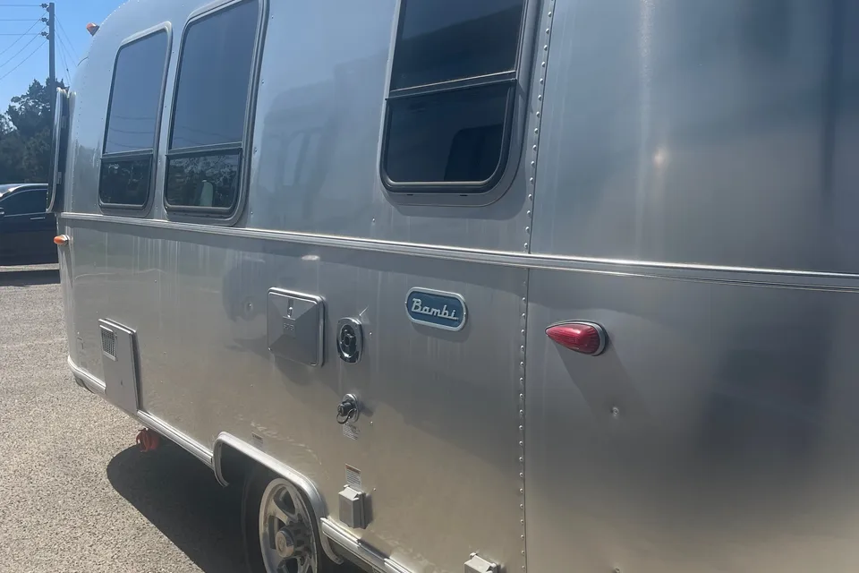 Classic, Cute, Cozy: 20' Airstream (full bed) For Your Coastal Adventure