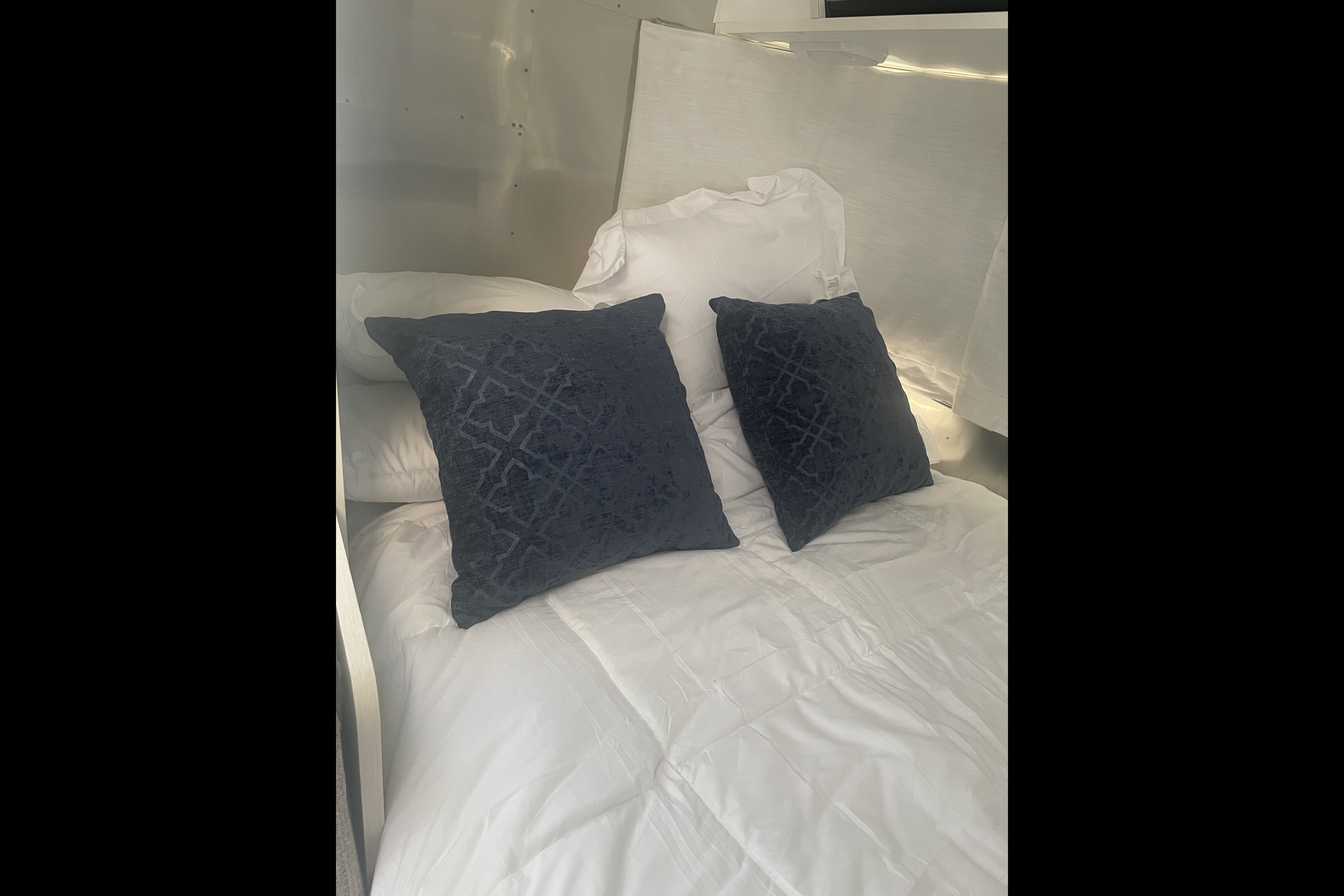 Classic, Cute, Cozy: 20' Airstream (full bed) For Your Coastal Adventure