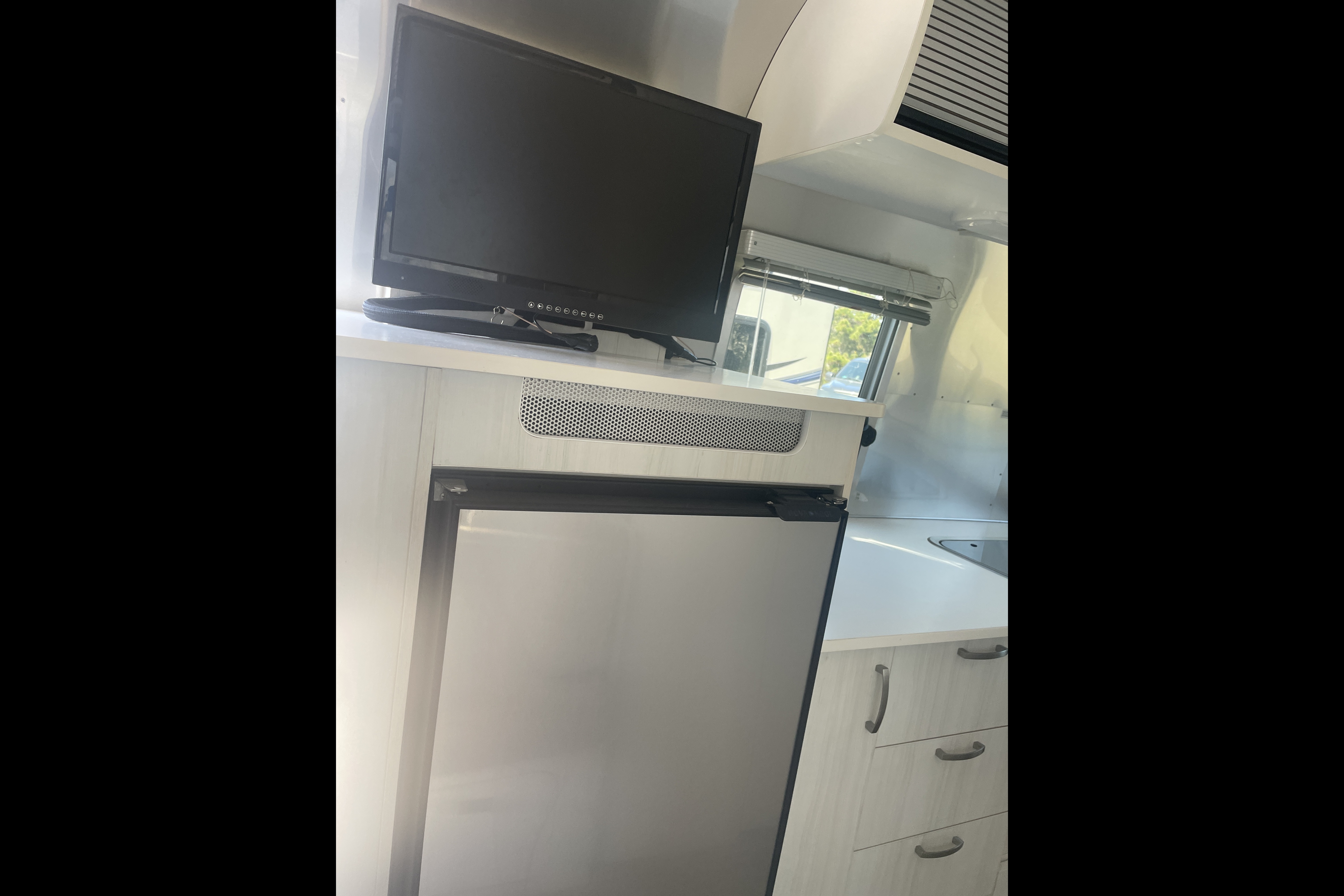 Classic, Cute, Cozy: 20' Airstream (full bed) For Your Coastal Adventure