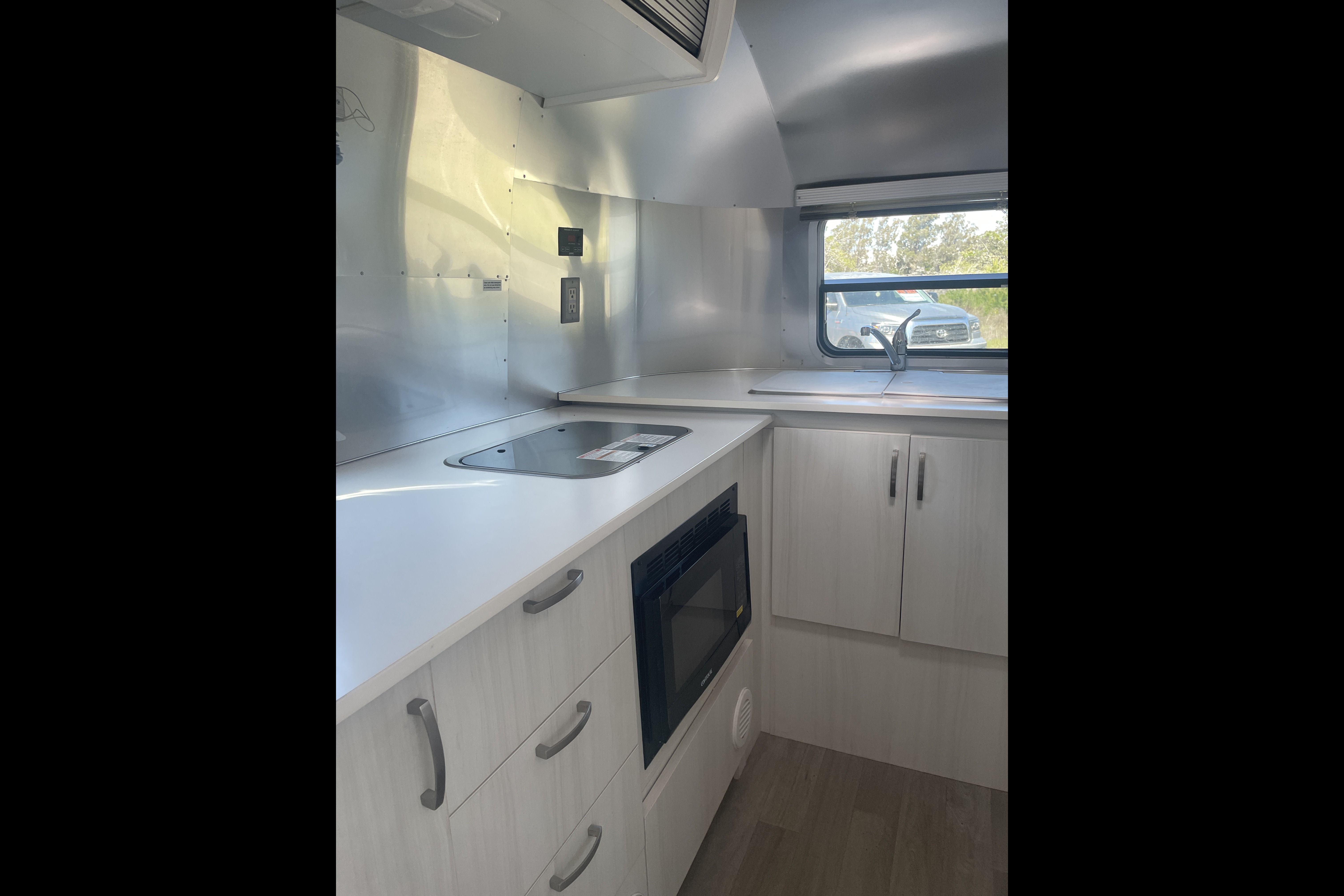 Classic, Cute, Cozy: 20' Airstream (full bed) For Your Coastal Adventure