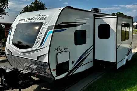 Kyle's 2022 Coachmen Freedom Express Ultralite Travel Trailer