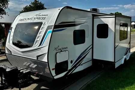 Kyle's 2022 Coachmen Freedom Express Ultralite Travel Trailer