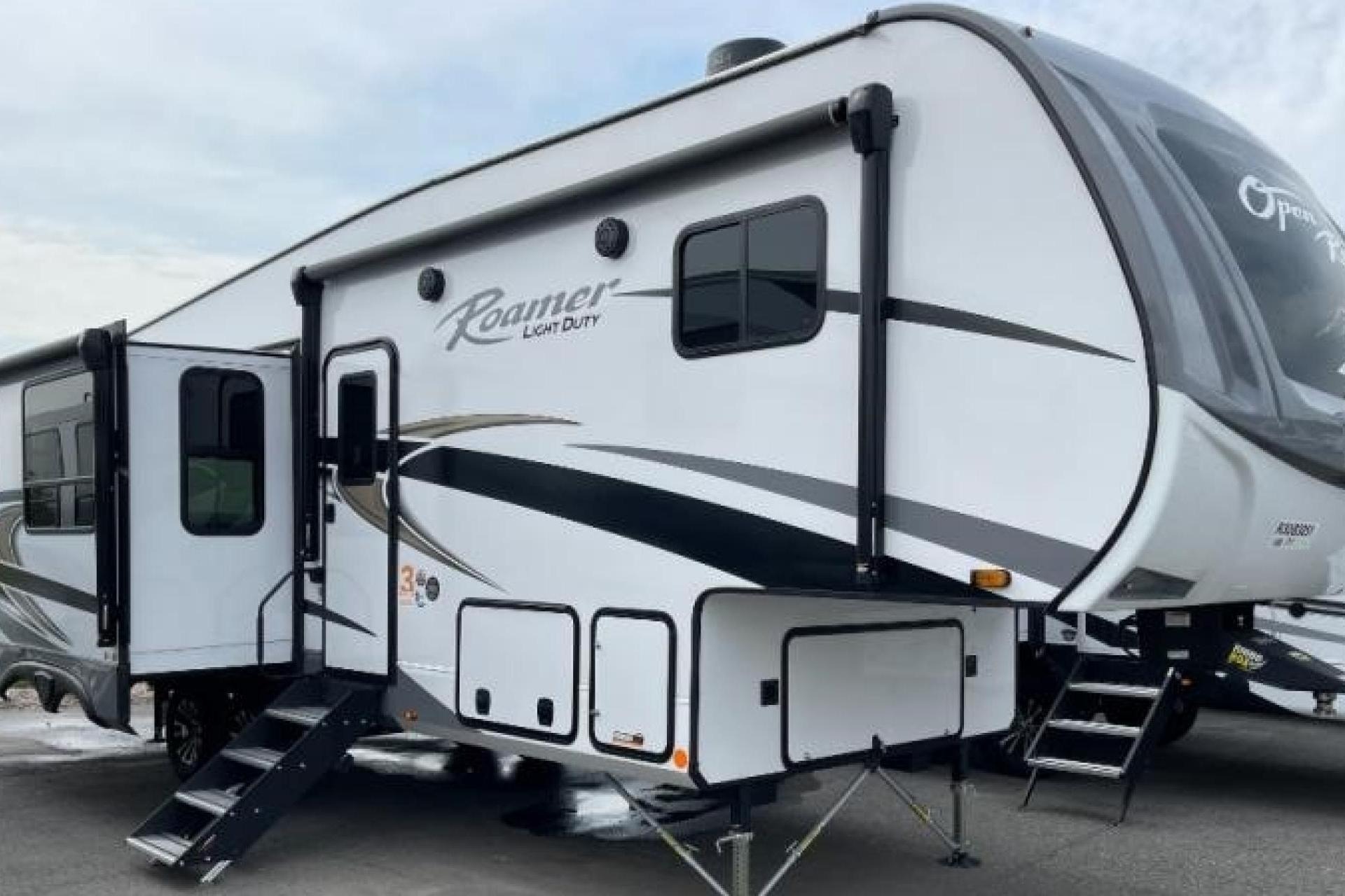 5TH WHEEL CAMPER WITH ROOM FOR EVERYONE!
