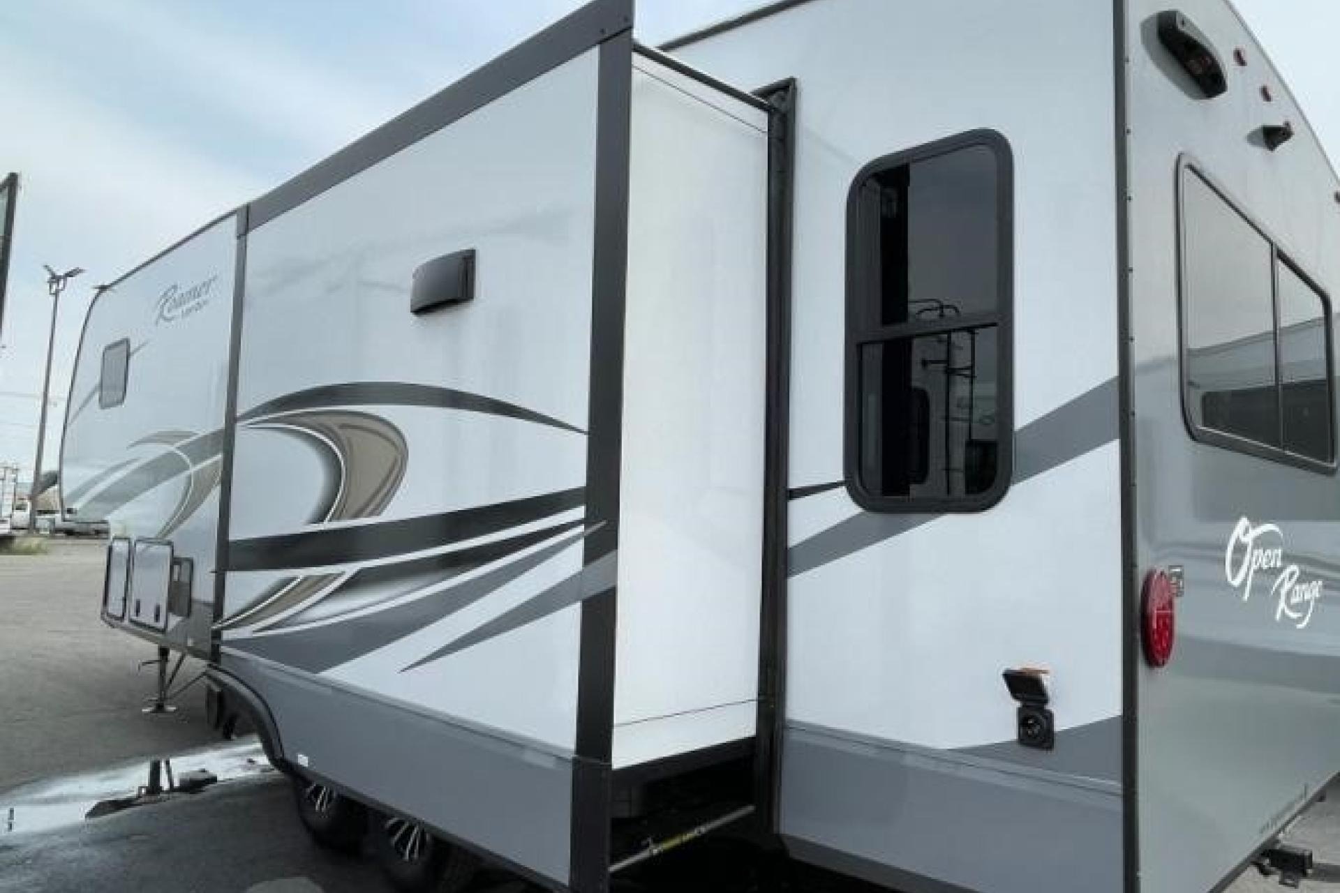 5TH WHEEL CAMPER WITH ROOM FOR EVERYONE!