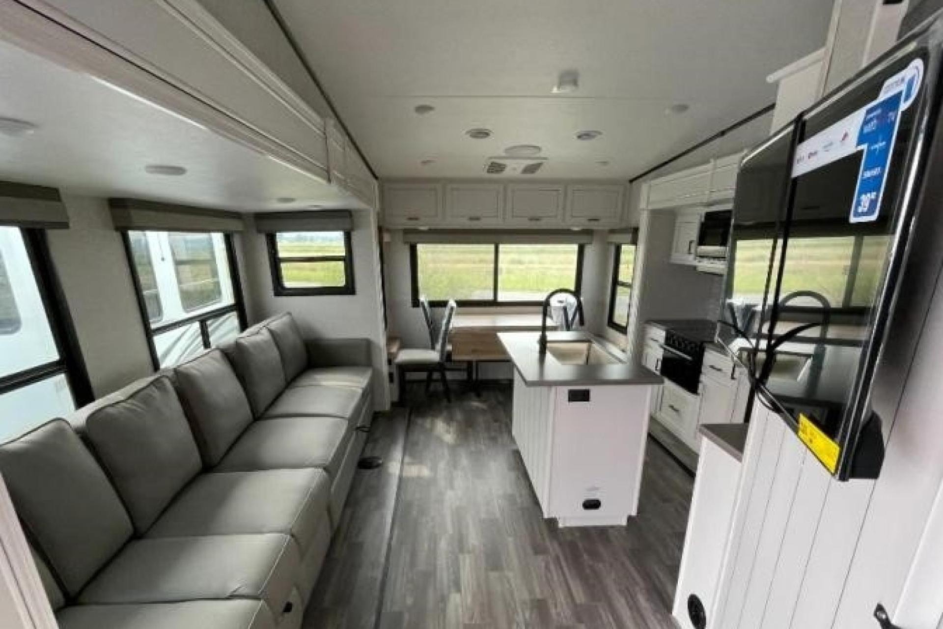 5TH WHEEL CAMPER WITH ROOM FOR EVERYONE!
