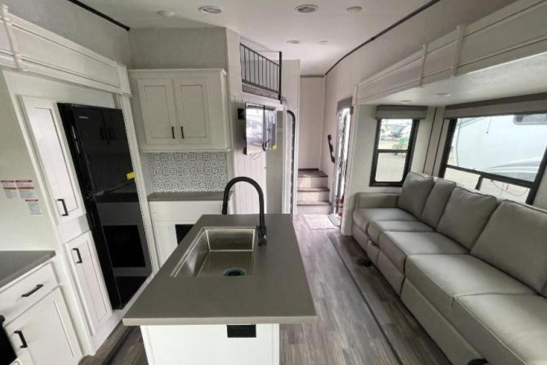 5TH WHEEL CAMPER WITH ROOM FOR EVERYONE!