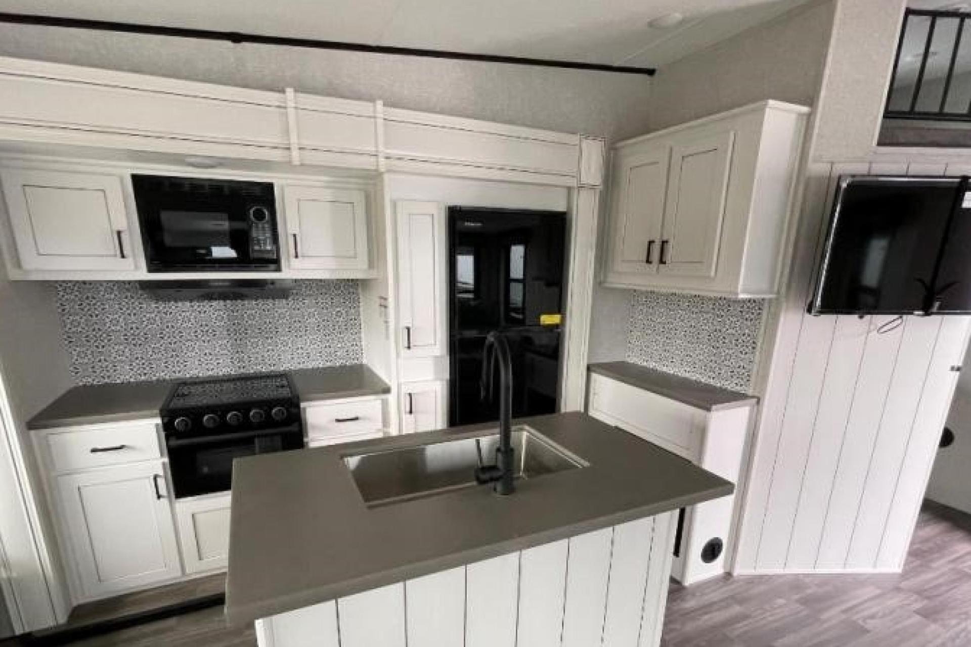5TH WHEEL CAMPER WITH ROOM FOR EVERYONE!