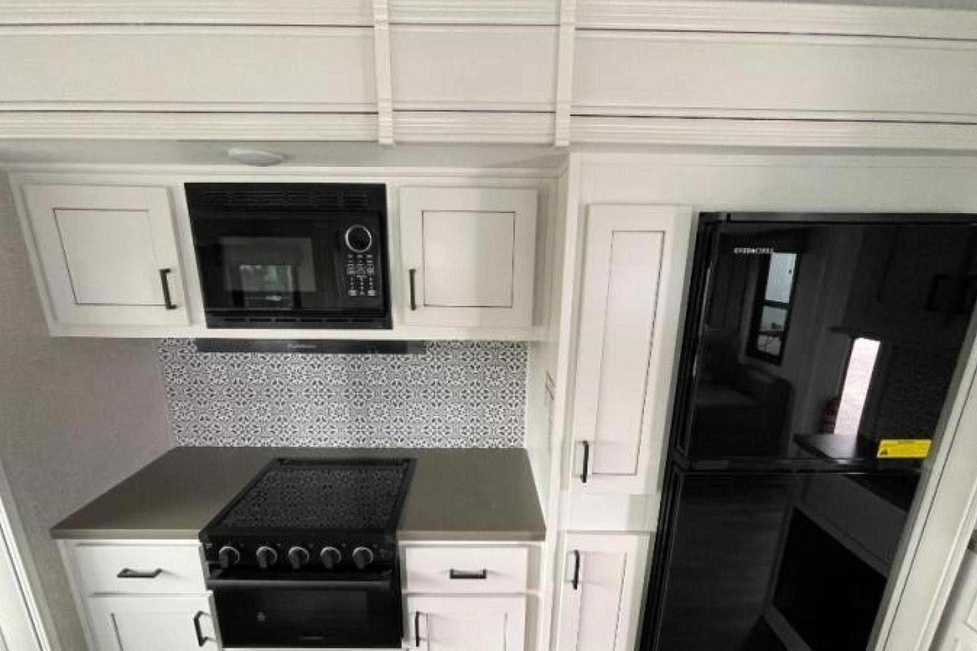 5TH WHEEL CAMPER WITH ROOM FOR EVERYONE!