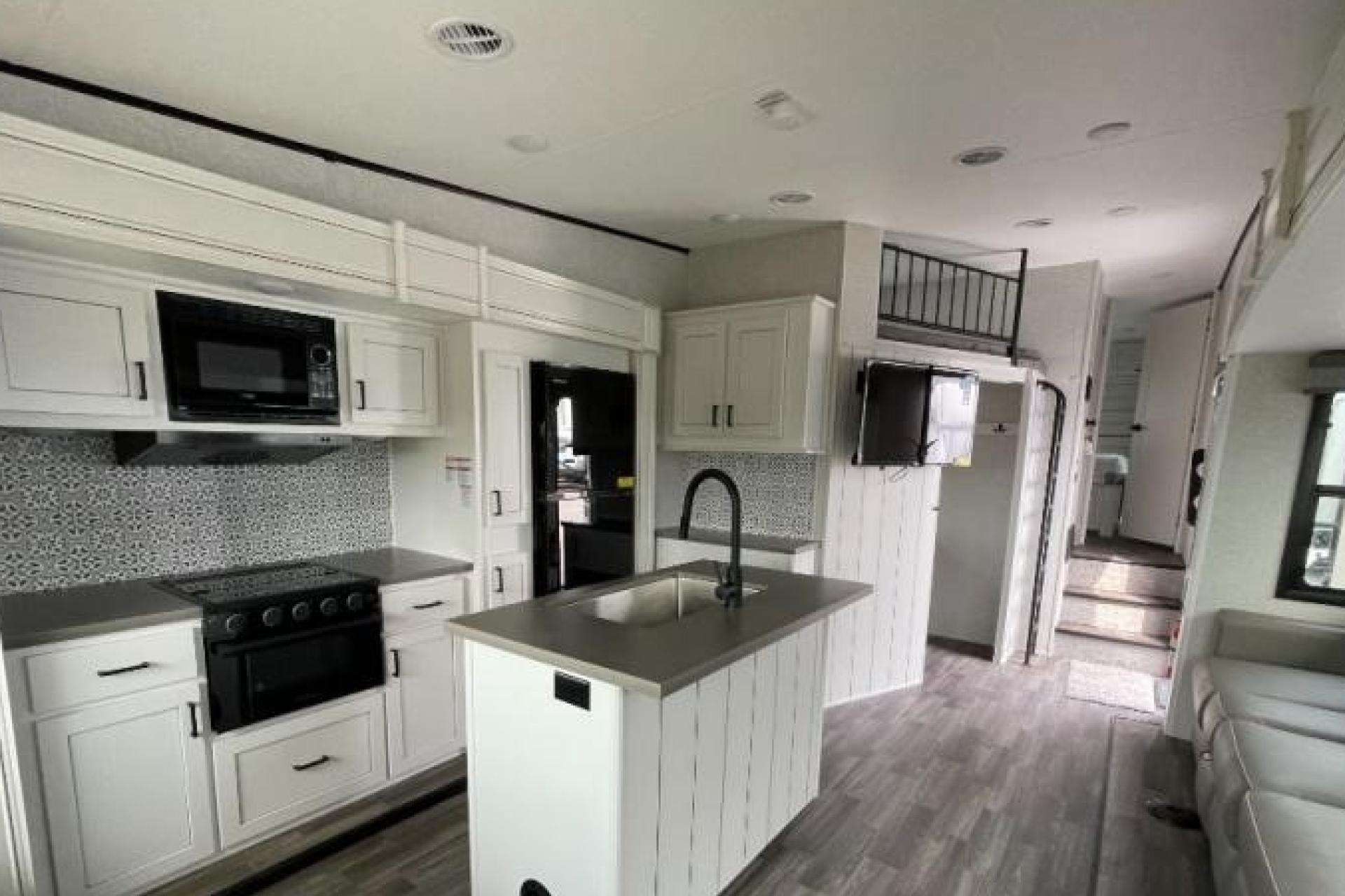 5TH WHEEL CAMPER WITH ROOM FOR EVERYONE!