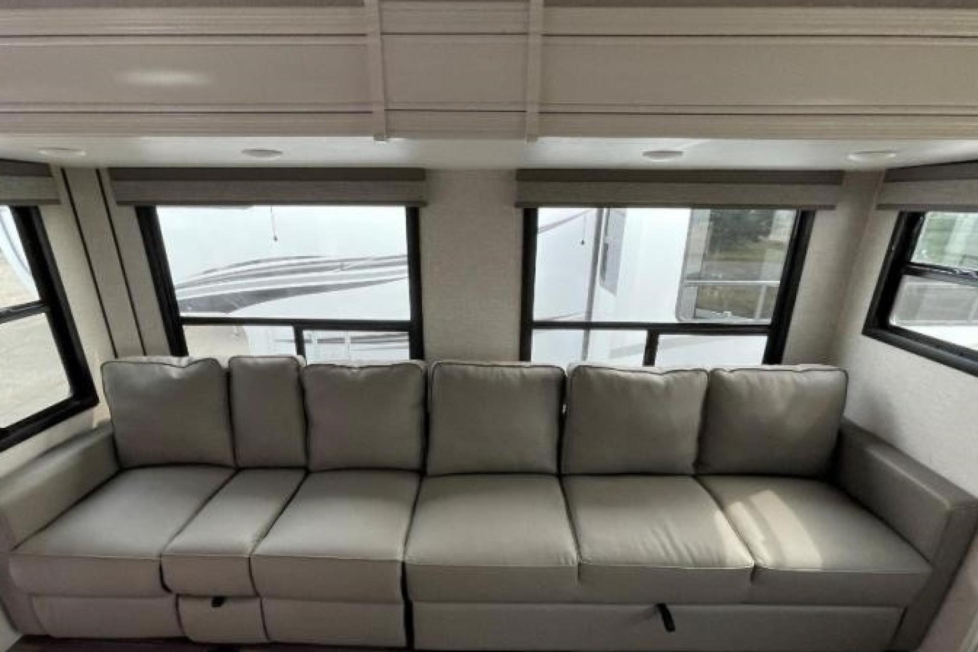 5TH WHEEL CAMPER WITH ROOM FOR EVERYONE!