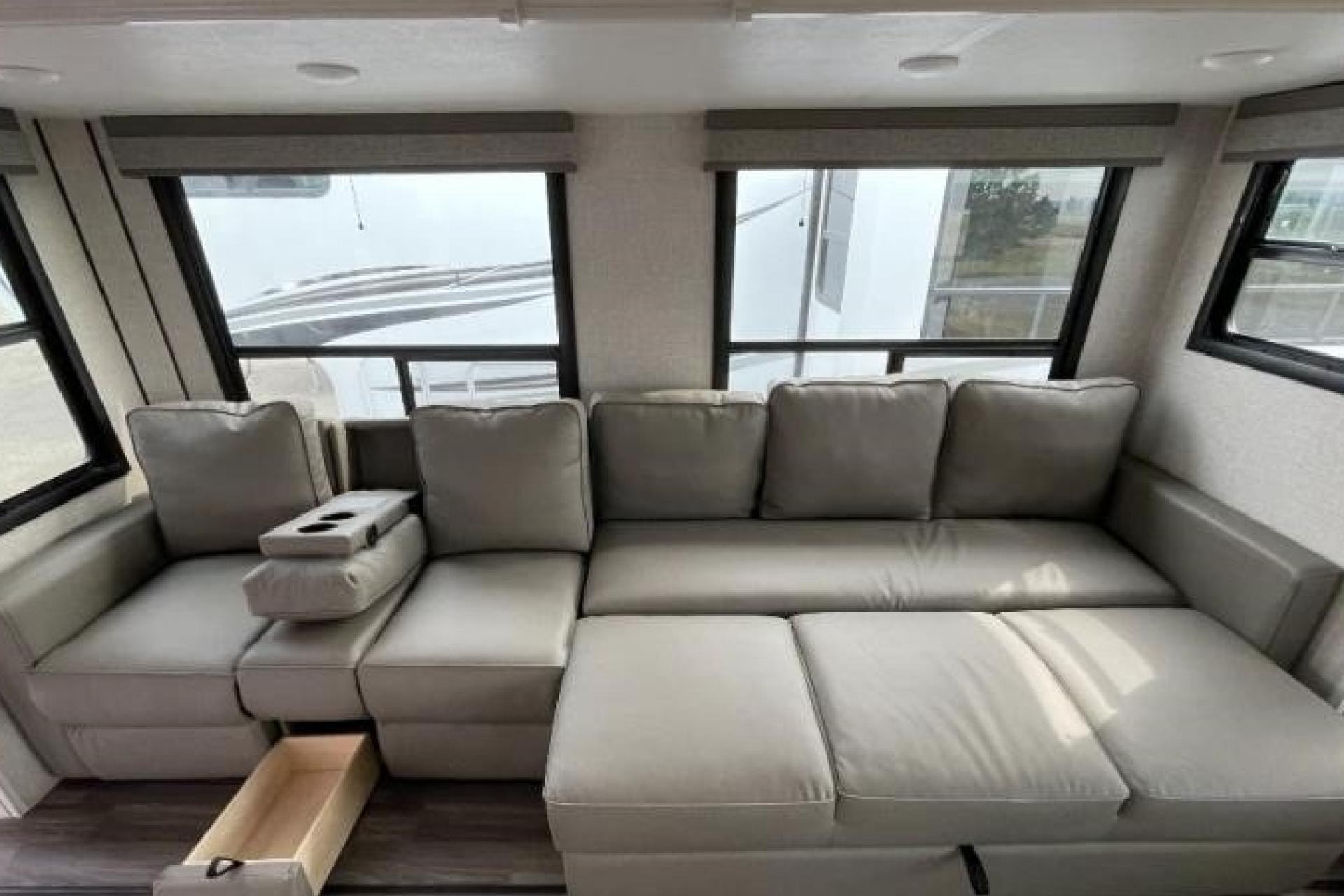 5TH WHEEL CAMPER WITH ROOM FOR EVERYONE!