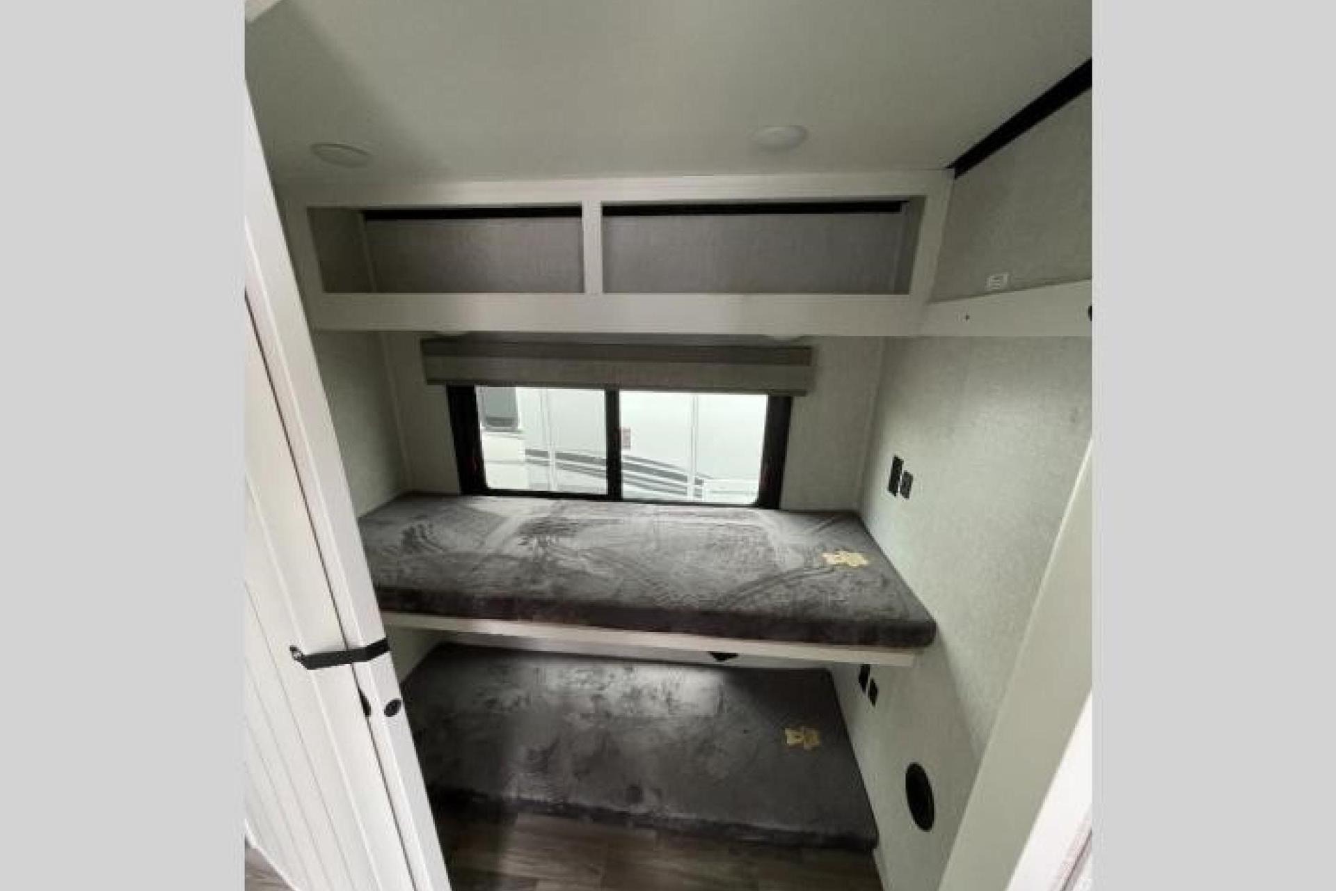 5TH WHEEL CAMPER WITH ROOM FOR EVERYONE!