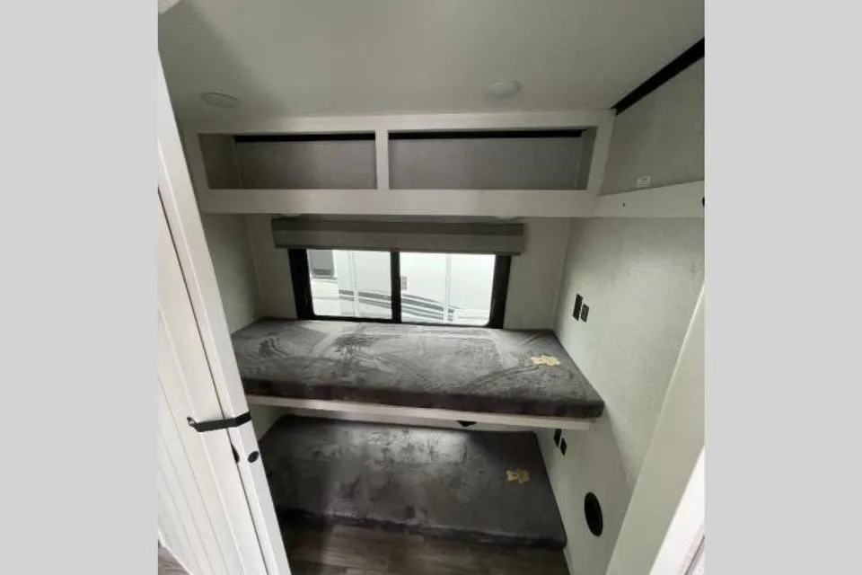 5TH WHEEL CAMPER WITH ROOM FOR EVERYONE!