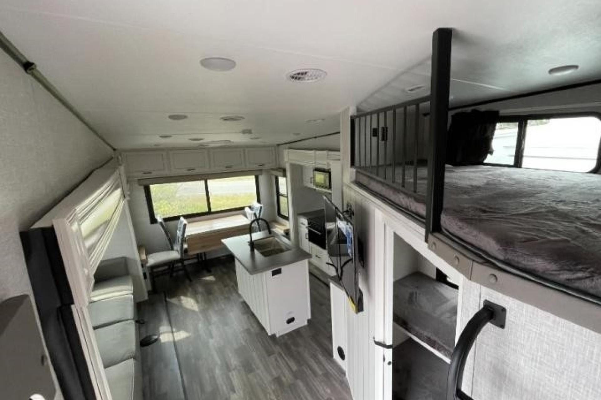 5TH WHEEL CAMPER WITH ROOM FOR EVERYONE!