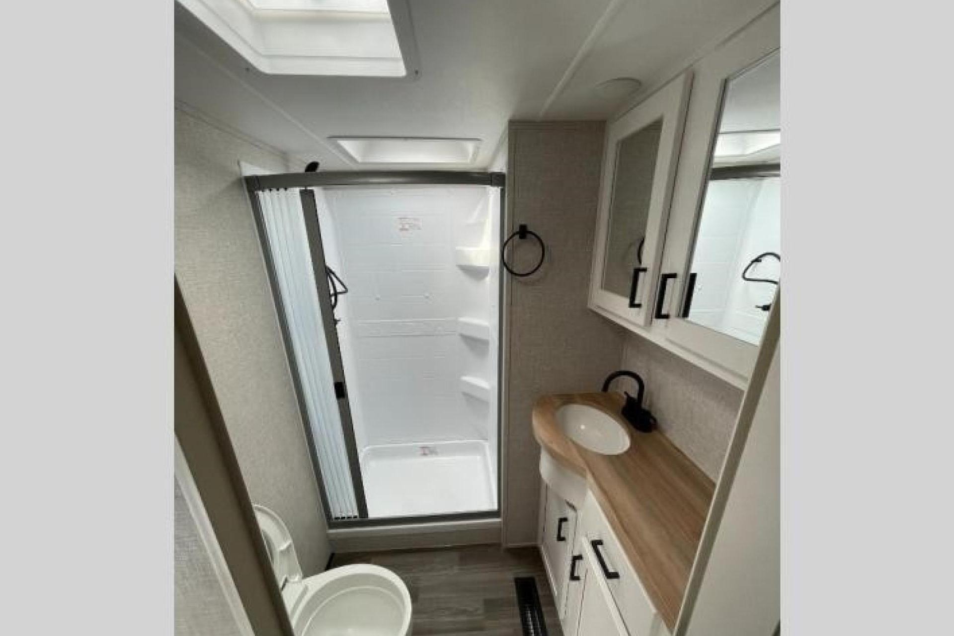 5TH WHEEL CAMPER WITH ROOM FOR EVERYONE!