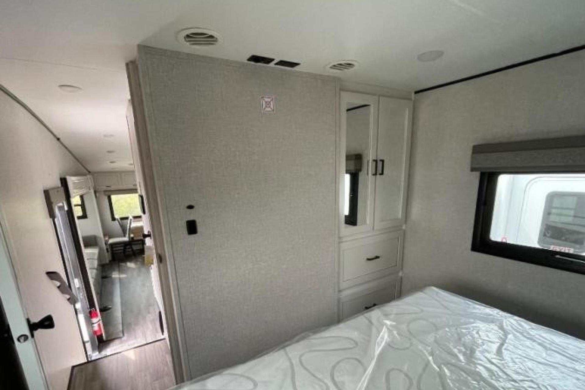 5TH WHEEL CAMPER WITH ROOM FOR EVERYONE!