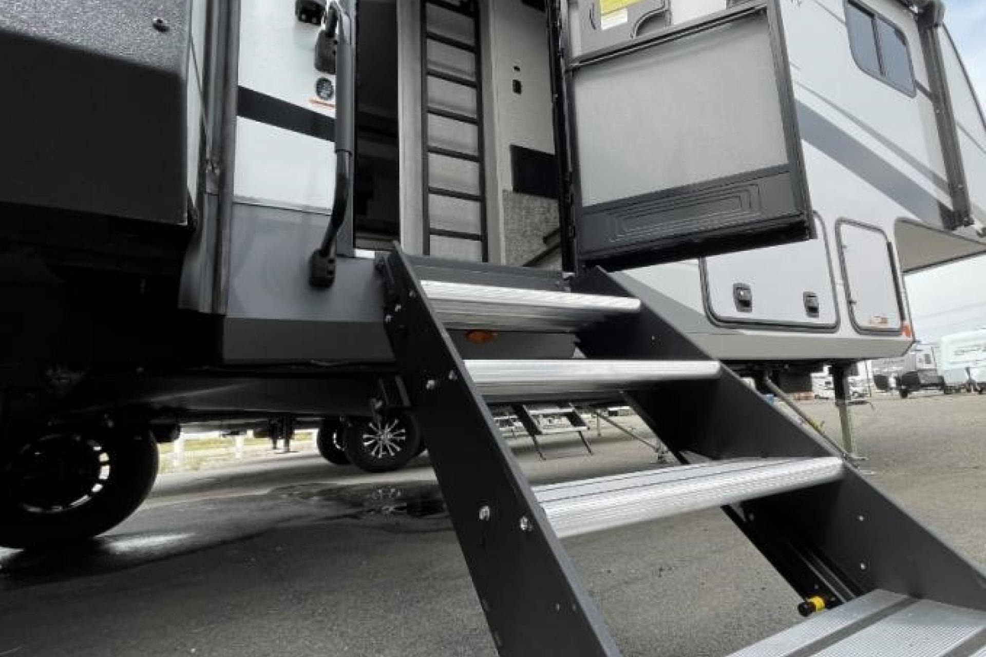 5TH WHEEL CAMPER WITH ROOM FOR EVERYONE!