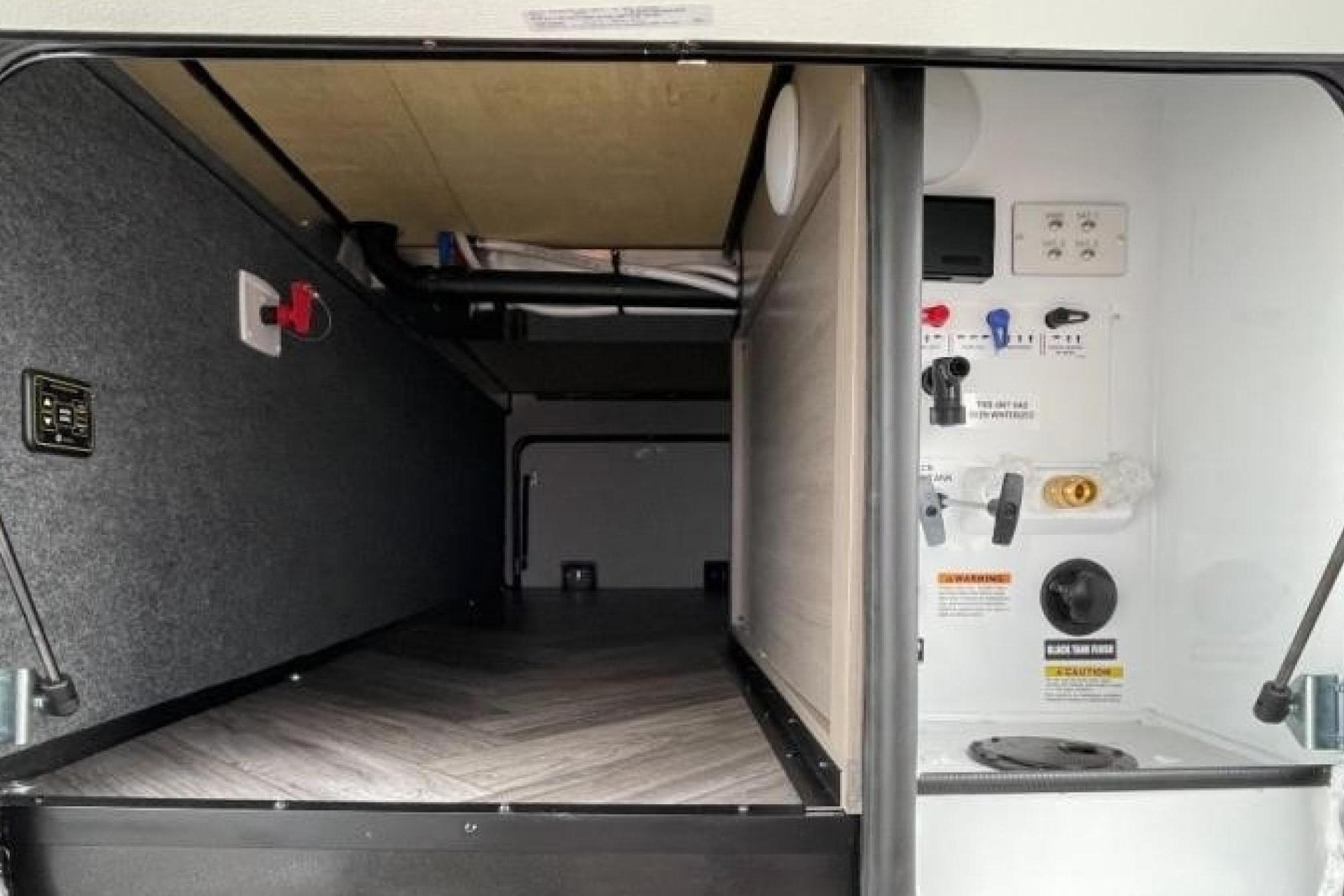 5TH WHEEL CAMPER WITH ROOM FOR EVERYONE!