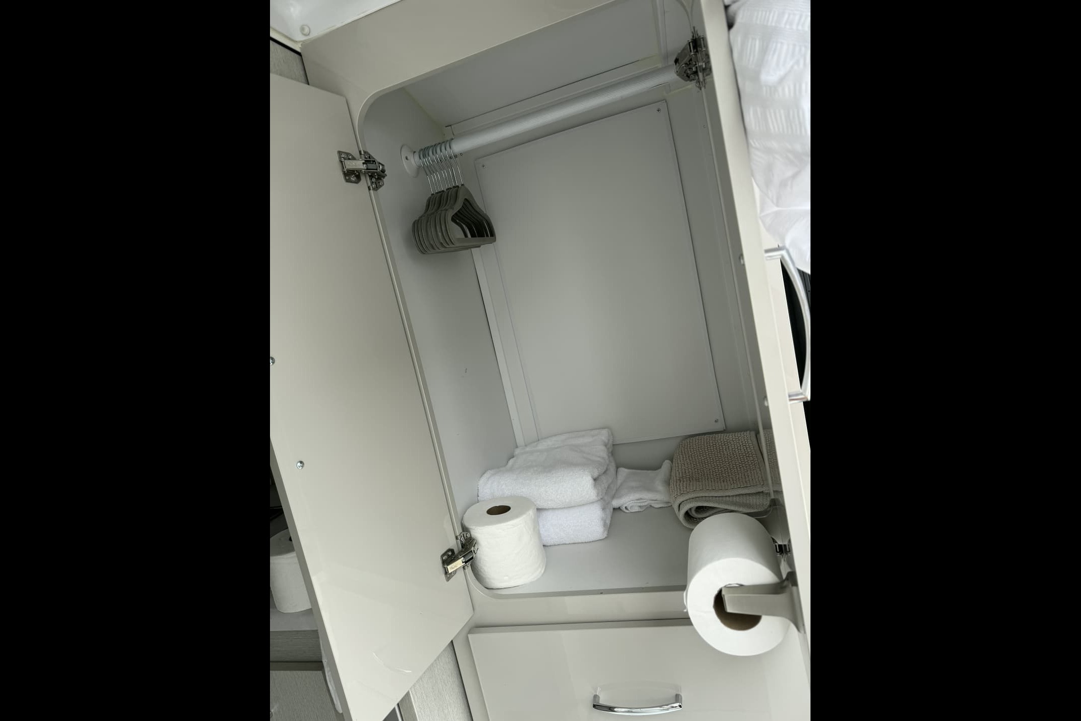 Beverly's Thor Motor Coach Rize 18M Class B