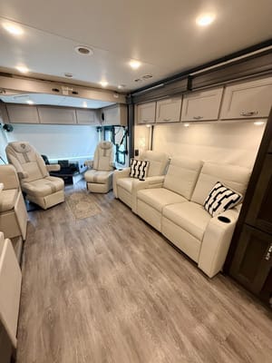Convenience Rv's Riviera 39BH