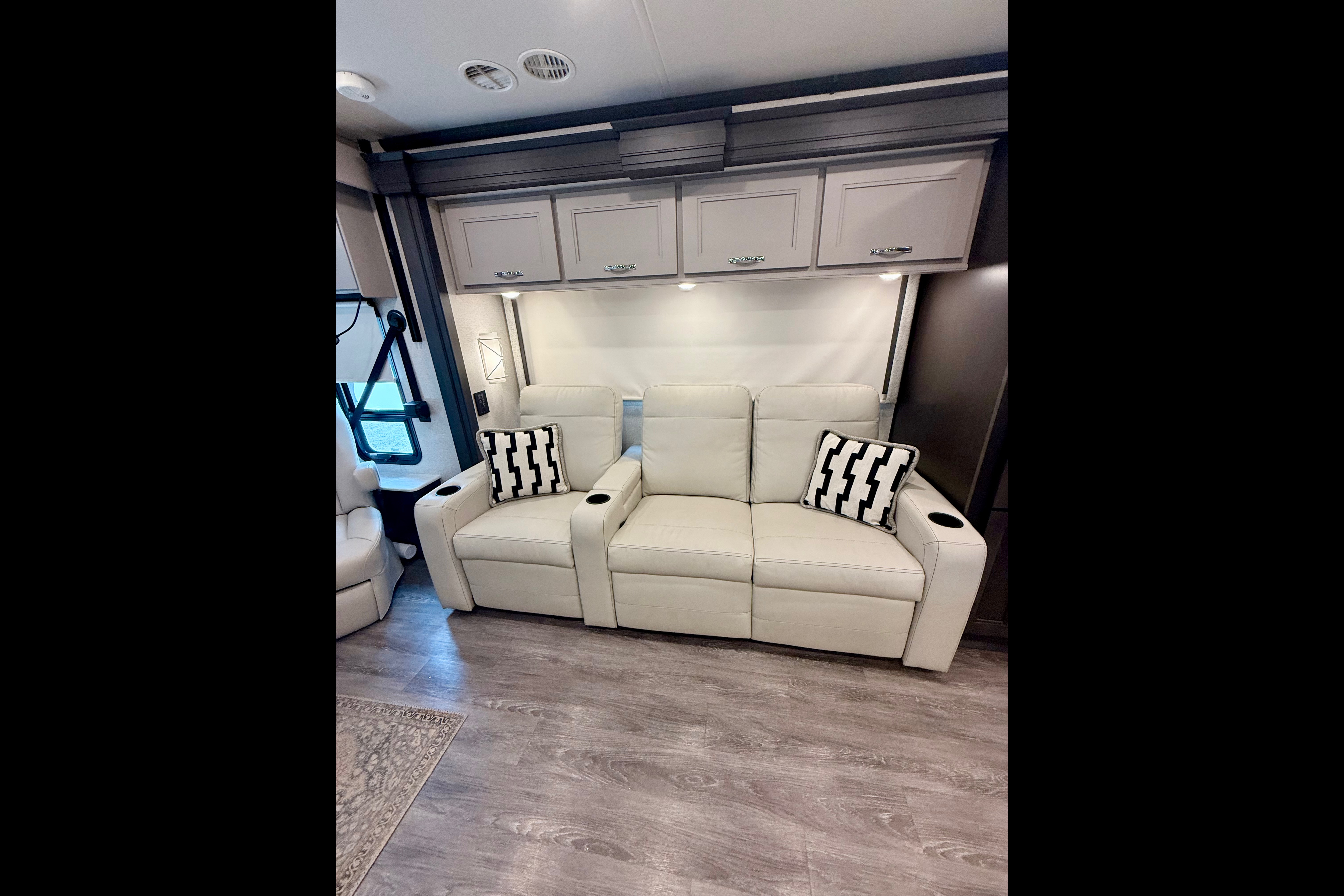 Convenience Rv's Riviera 39BH