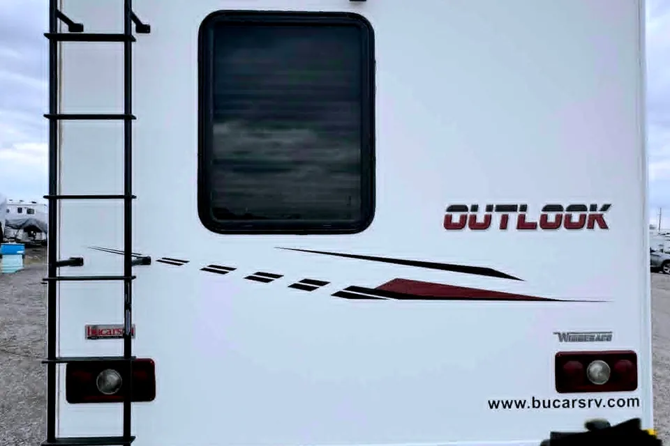 Lovely Winnebago outlook Class C