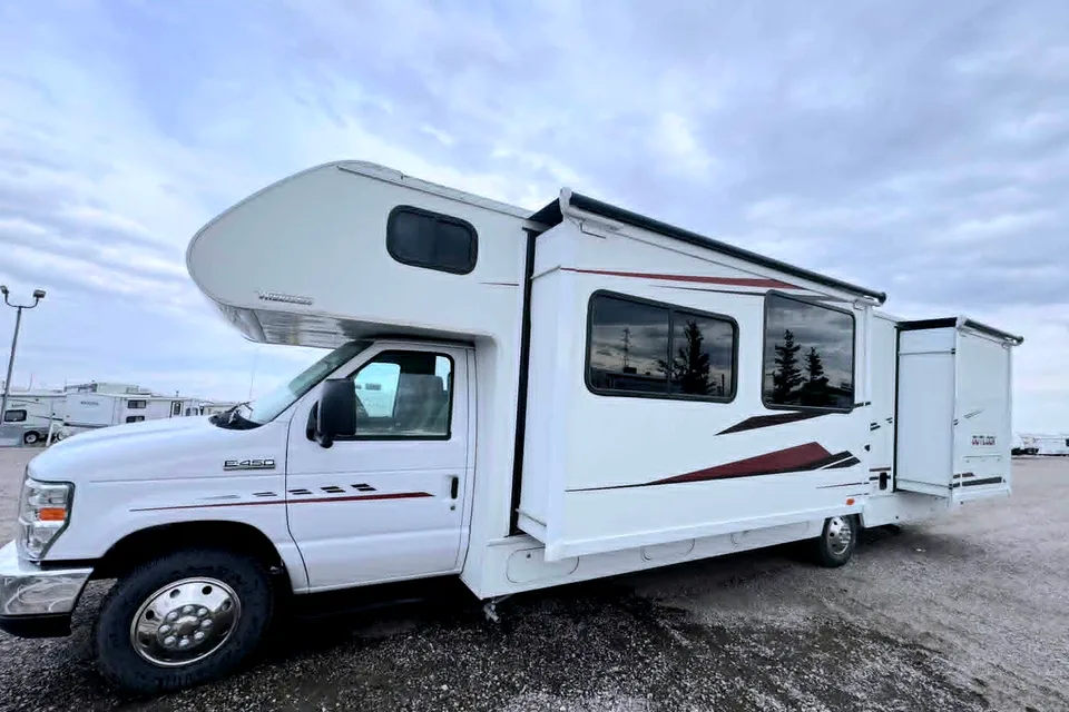 Lovely Winnebago outlook Class C