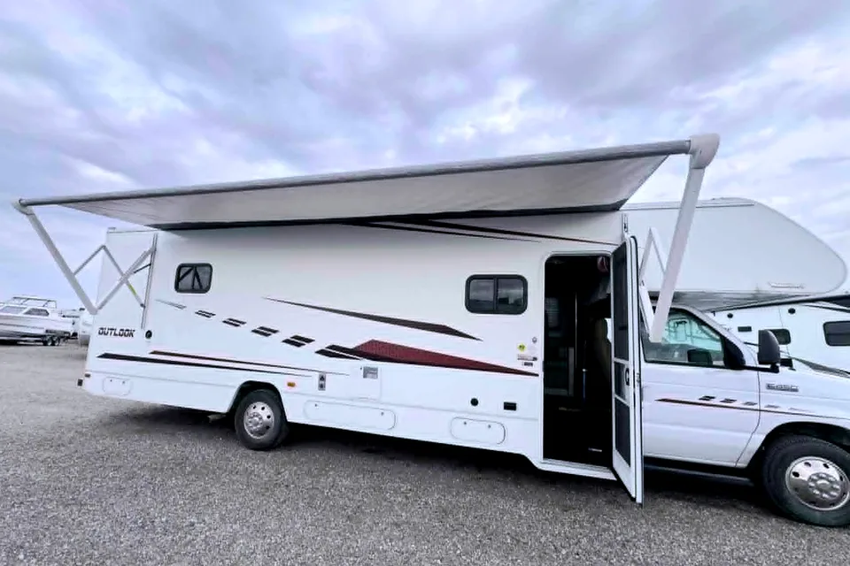 Lovely Winnebago outlook Class C