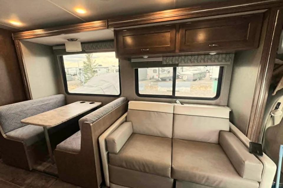 Lovely Winnebago outlook Class C
