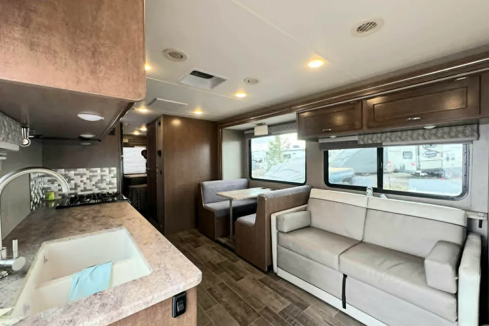 Lovely Winnebago outlook Class C