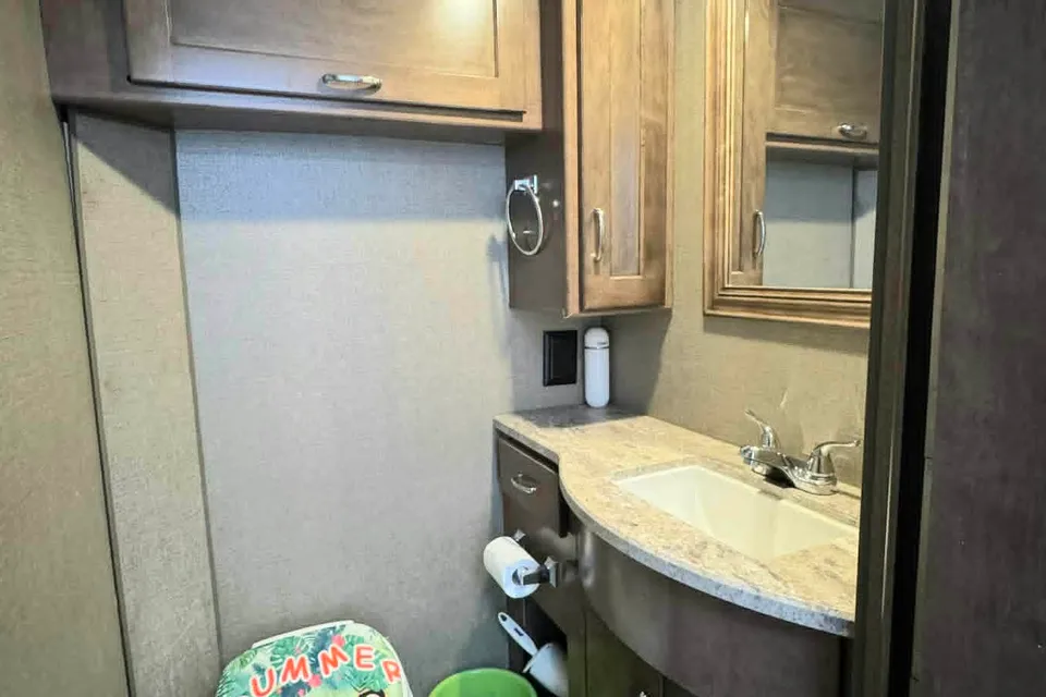 Lovely Winnebago outlook Class C