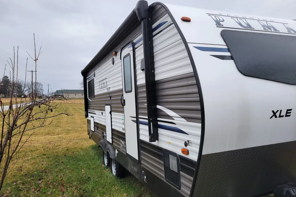 Steven's Puma lle light 22fkc Travel Trailer