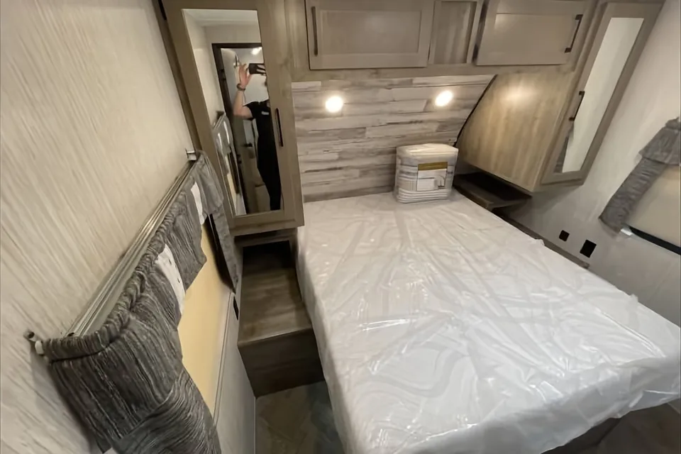 Spacious Palomino 28bhss Travel Trailer