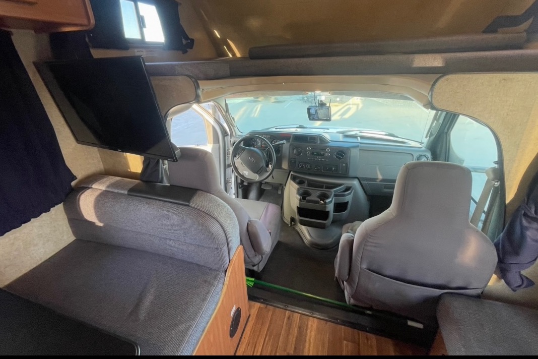 Super Powerful Inverter + Solar – Spacious & Comfortable RV