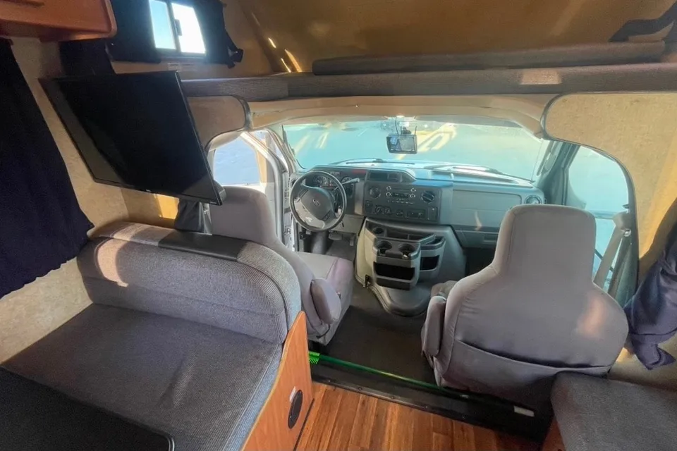 Super Powerful Inverter + Solar – Spacious & Comfortable RV
