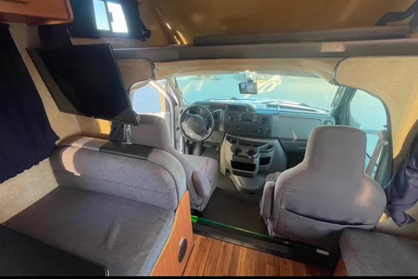 Super Powerful Inverter + Solar – Spacious & Comfortable RV