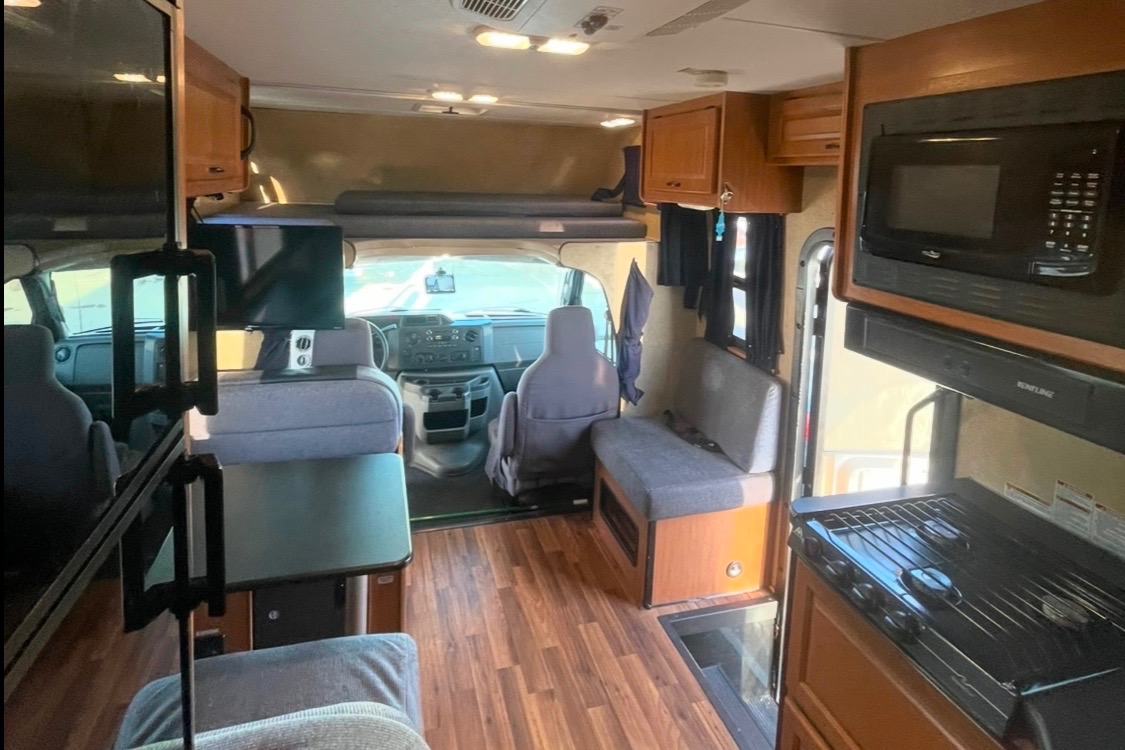 Super Powerful Inverter + Solar – Spacious & Comfortable RV