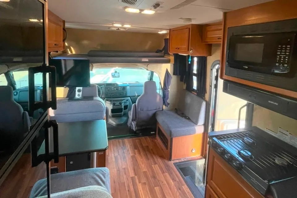 Super Powerful Inverter + Solar – Spacious & Comfortable RV