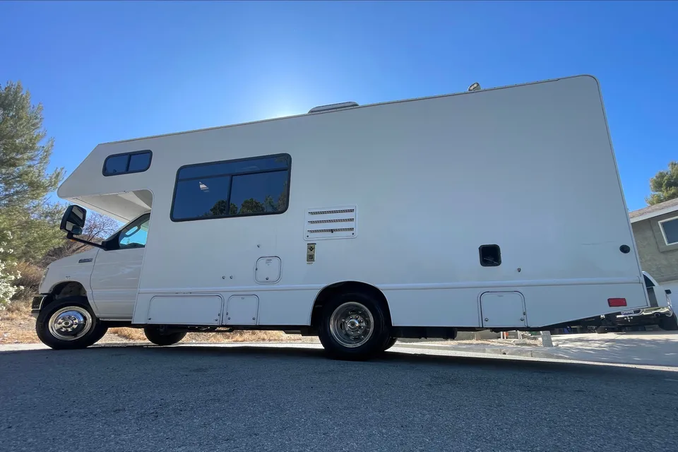Super Powerful Inverter + Solar – Spacious & Comfortable RV
