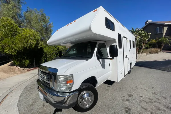 Super Powerful Inverter + Solar – Spacious & Comfortable RV