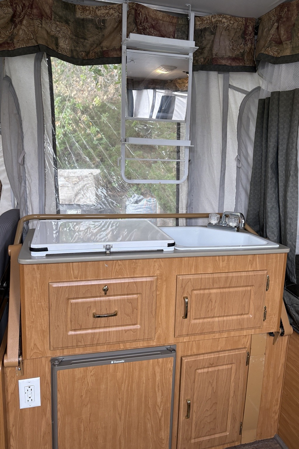 Spacious Coleman Utah w/ Slide-Out Dinette & 2 KING Beds
