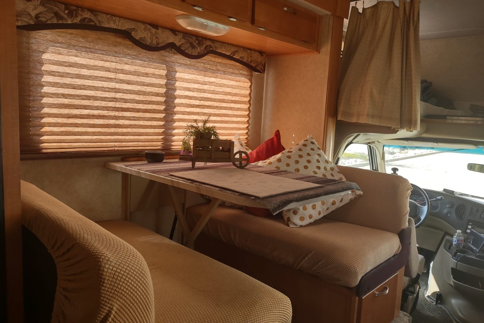 Class C Motorhome with One Slide Out - Sleeps up to 4