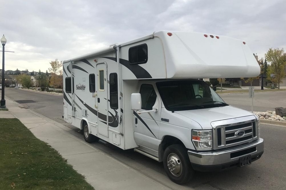 Class C Motorhome with One Slide Out - Sleeps up to 4