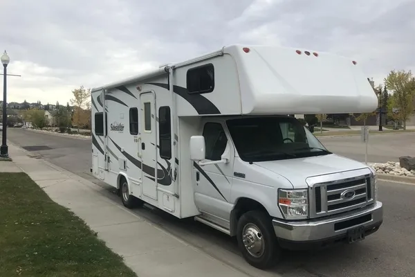 Class C Motorhome with One Slide Out - Sleeps up to 4