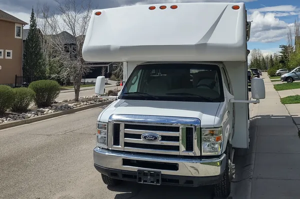 Class C Motorhome with One Slide Out - Sleeps up to 4