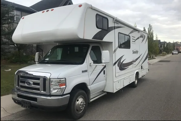 Class C Motorhome with One Slide Out - Sleeps up to 4