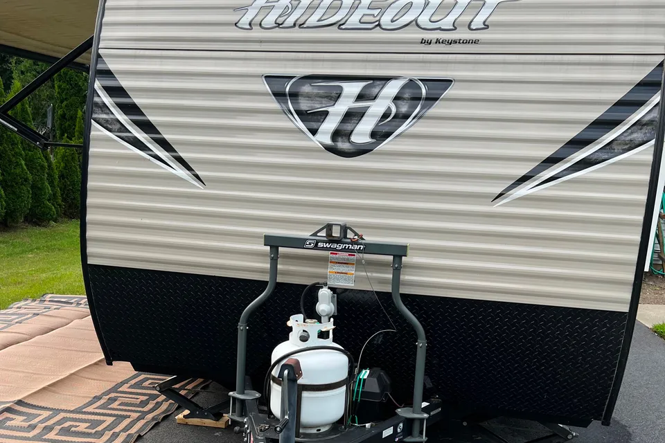 Ron and Joanne’s Keystone Hideout Single Axle 185LHS Travel Trailer