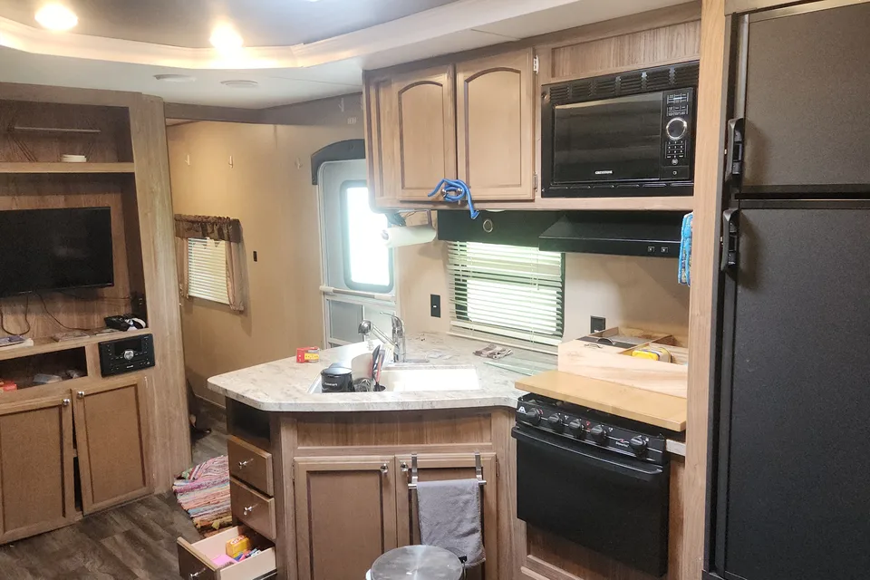 Benjamin 's Revere 27 bunk house  Travel Trailer
