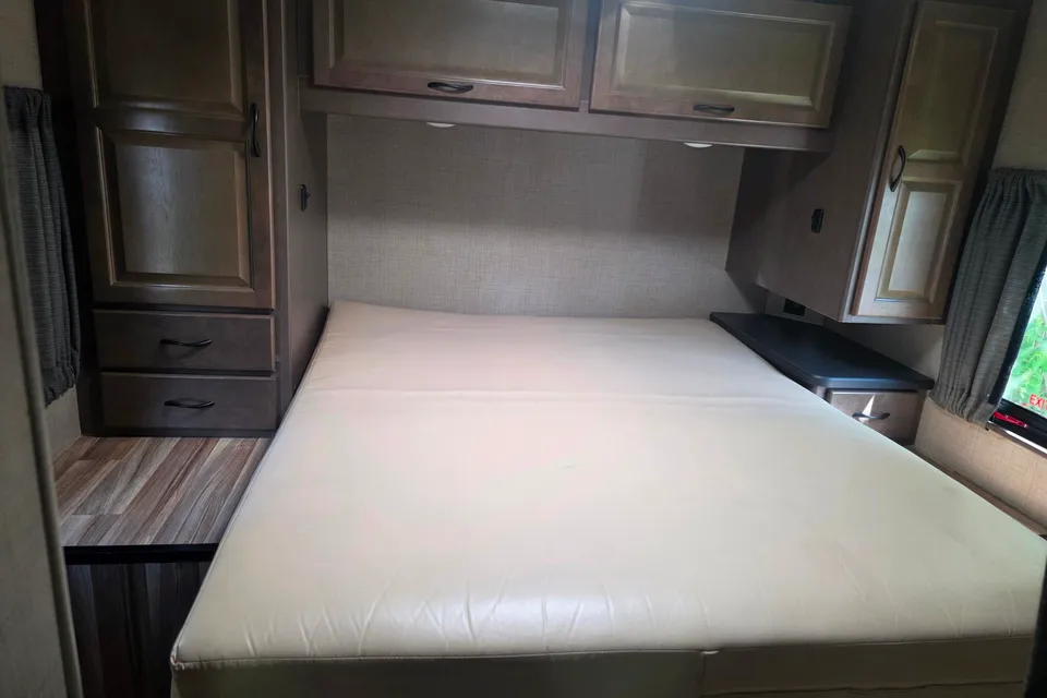 Thor Motor Coach 28A Majestic Class C